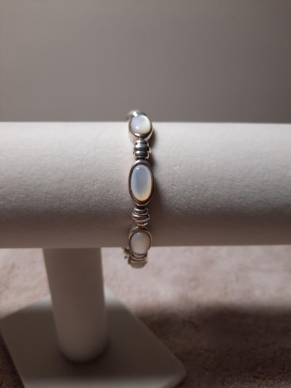 Mother of pearl bracelet in sterling silver 7 inches 20 grams